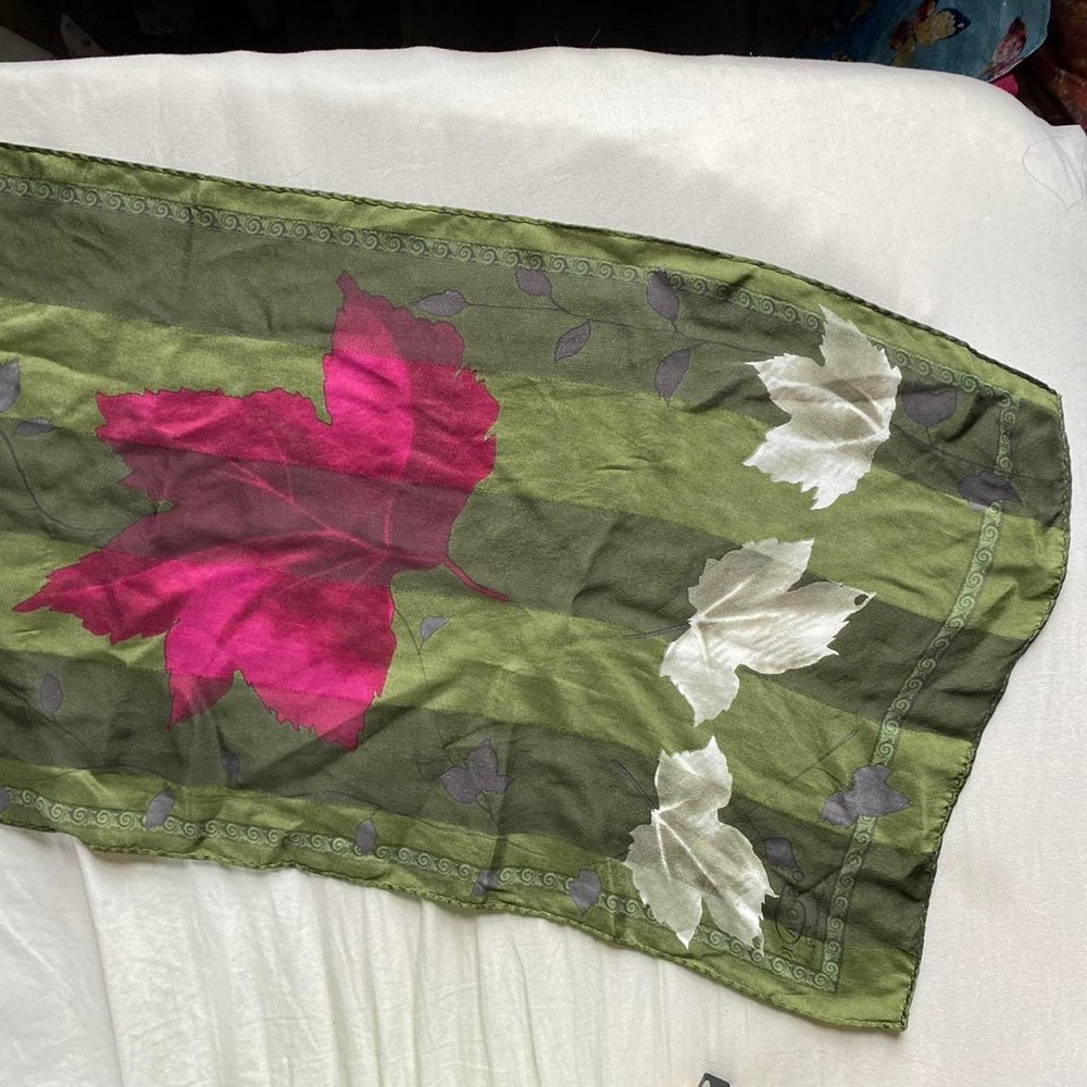Oscar de la Renta Scarf - Picture 2 of 4